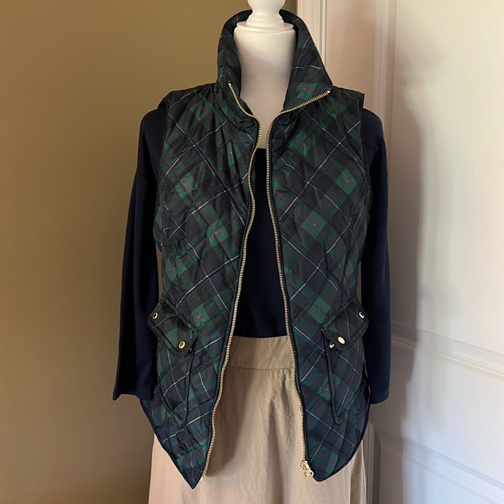 NWT Crown and Ivy navy & green plaid, lightweight vest. Size M